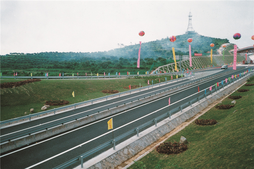 10福建省福泉高速公路泉州段路面工程榮獲優(yōu)勝獎(jiǎng).jpg